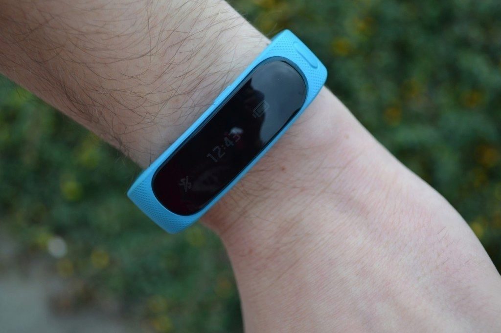 huawei talkband b1 zepredu na ruce 2