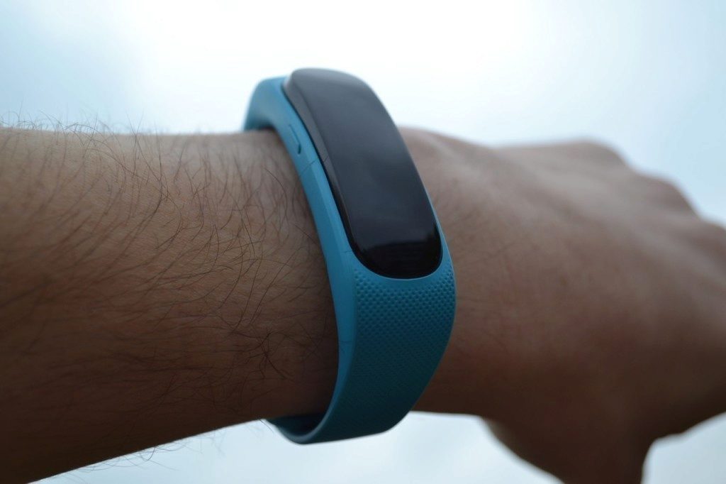 huawei talkband b1 zepredu na ruce 3