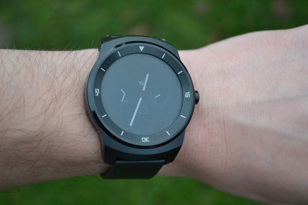 LG G Watch R ukázka na ruce 1