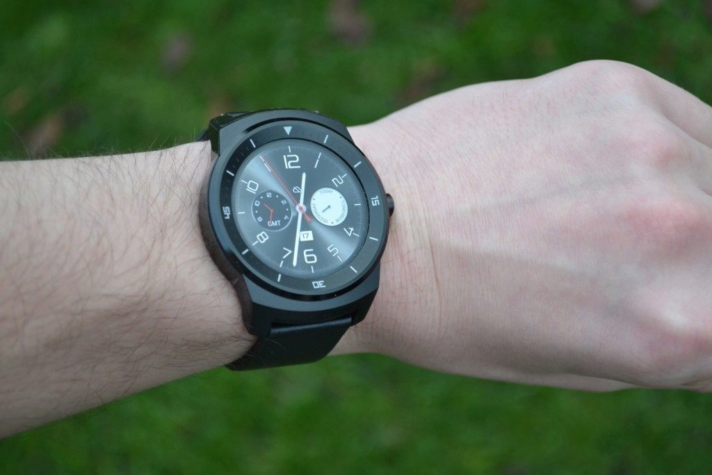 LG G Watch R ukázka na ruce 4
