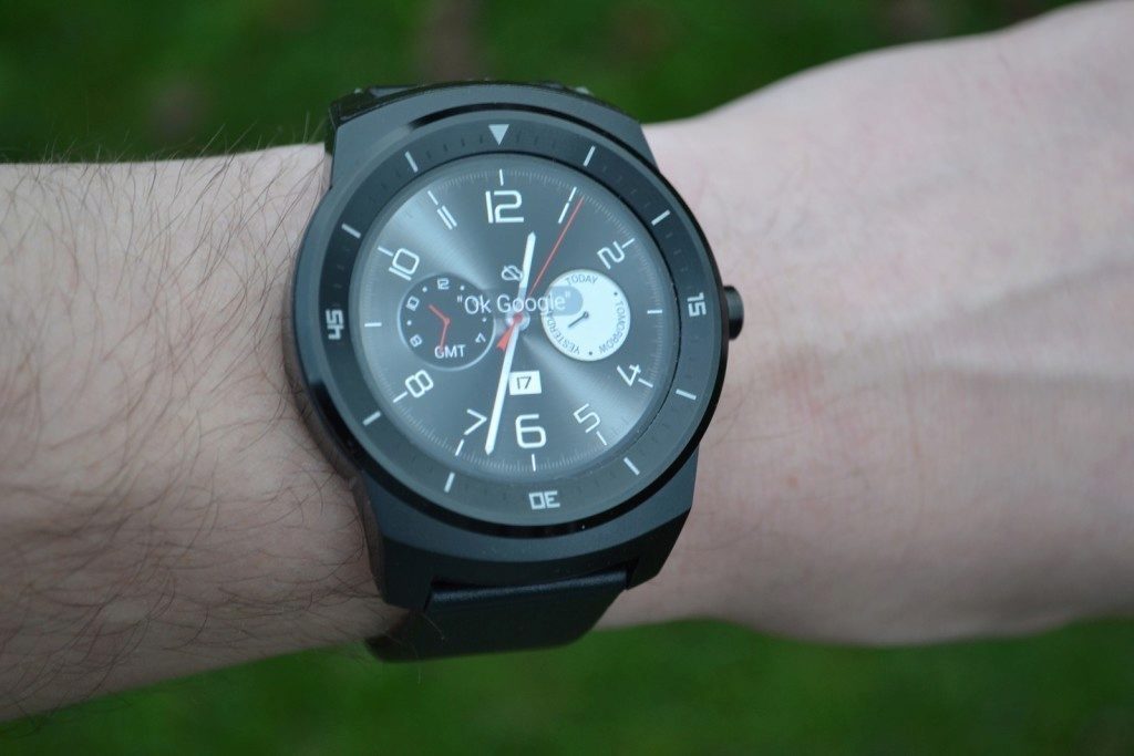 LG G Watch R ukázka na ruce 6