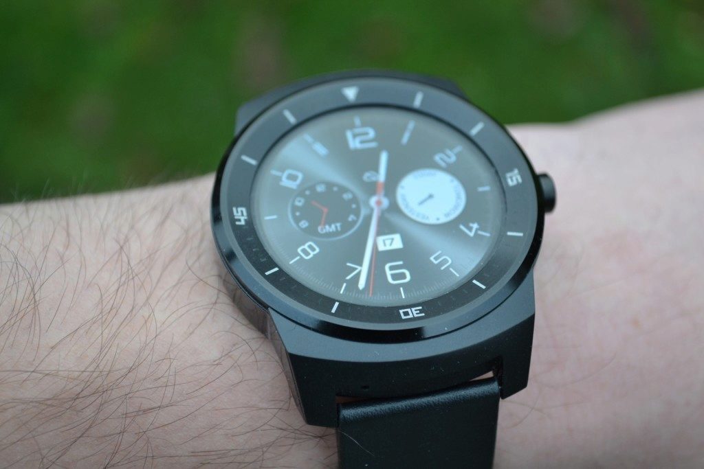 LG G Watch R ukázka na ruce 7