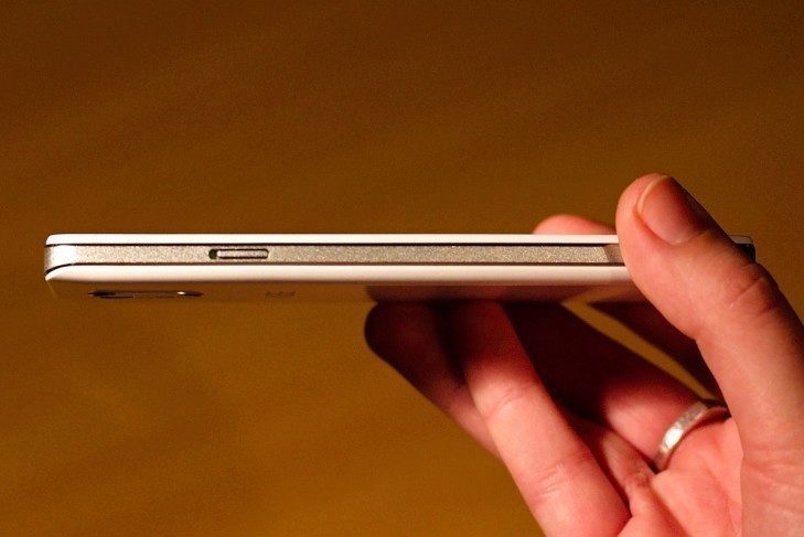 Lenovo Vibe P1m bok v ruce