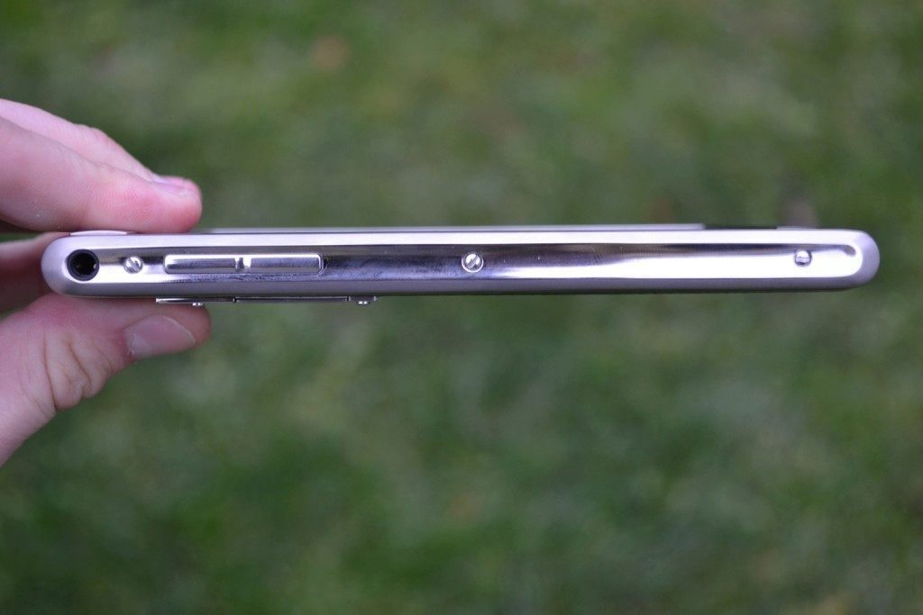 Vertu Aster levá strana telefonu