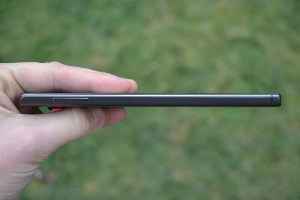 Lenovo Vibe Z2 Pro levá strana telefonu