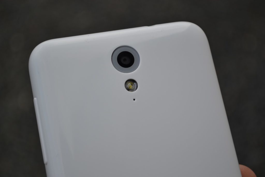 HTC Desire 620 objektiv zadního fotoaparátu