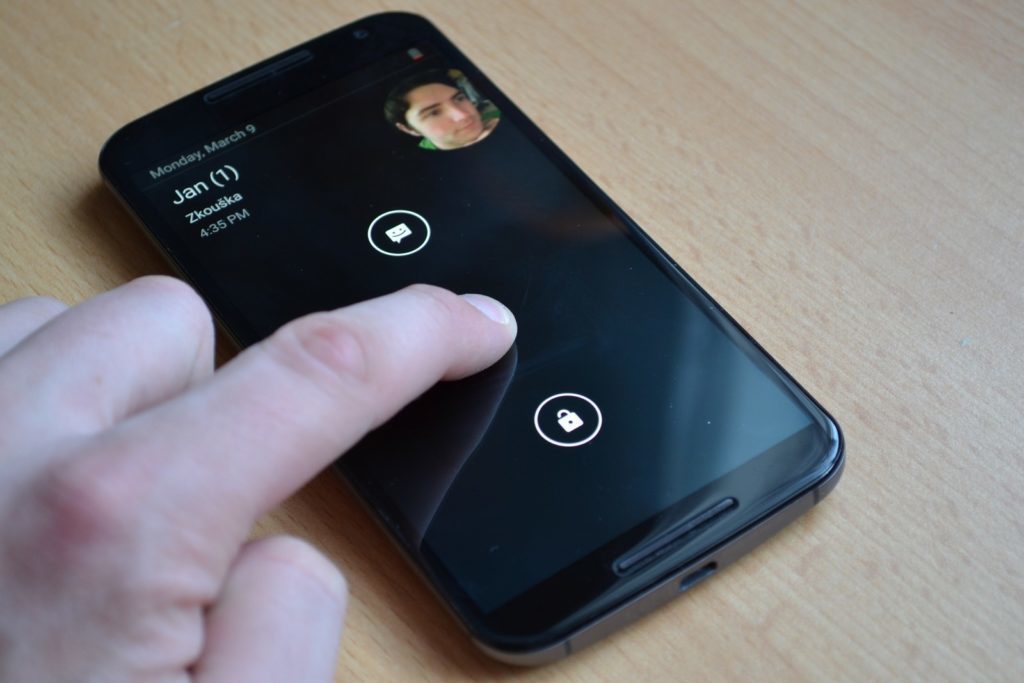 Motorola Moto X 2014 aktivní notifikace