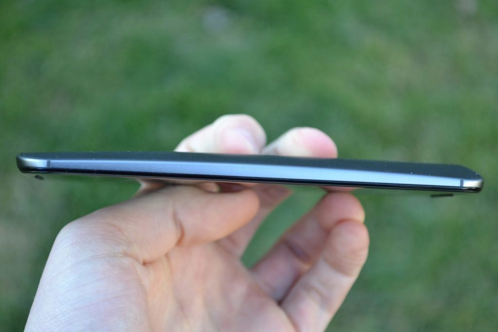 Motorola Moto X 2014 levá strana telefonu