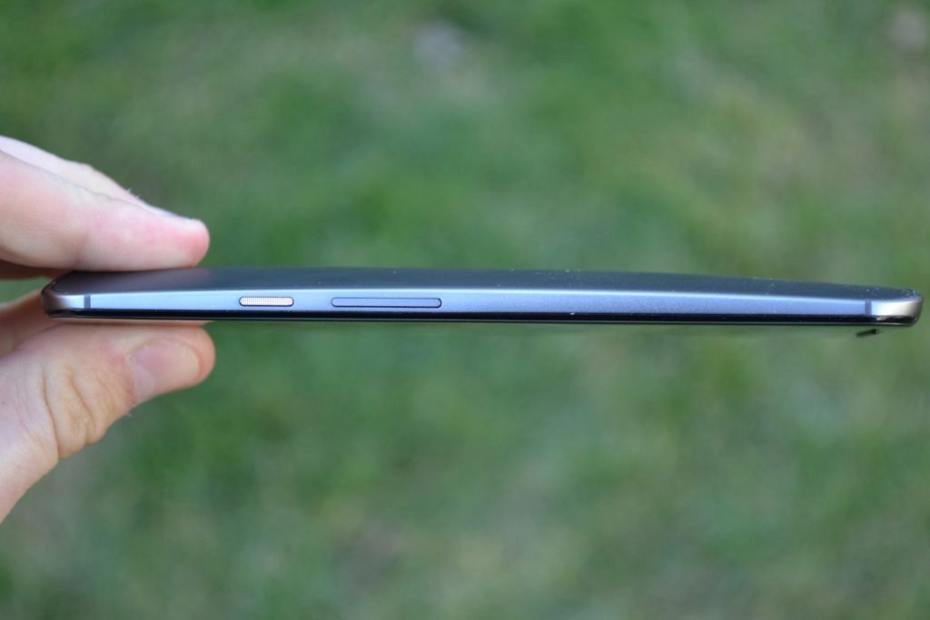 Motorola Moto X 2014 pravá strana telefonu
