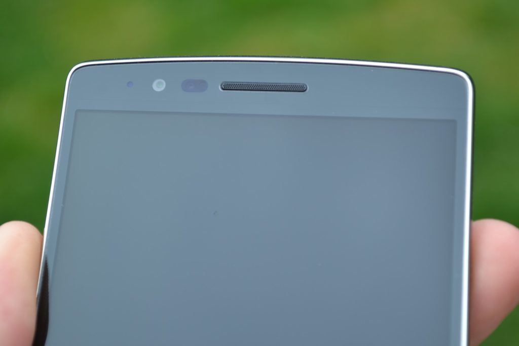 LG G Flex 2 objektiv přední kamerky LED dioda reproduktor senzory 1