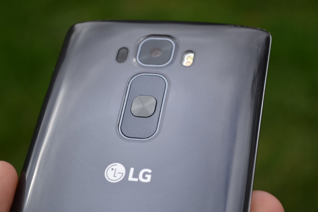 LG G Flex 2 objektiv zadní kamery a ovládací tlačítka