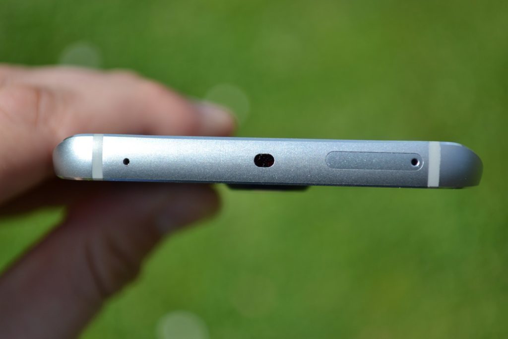 Samsung Galaxy S6 Edge horní strana telefonu