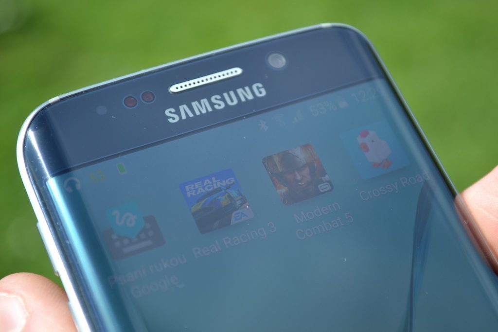 Samsung Galaxy S6 Edge objektiv přední kamery LED senzory