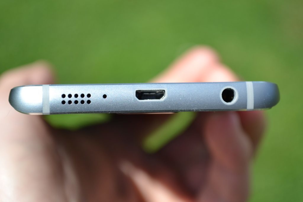 Samsung Galaxy S6 Edge spodní strana telefonu