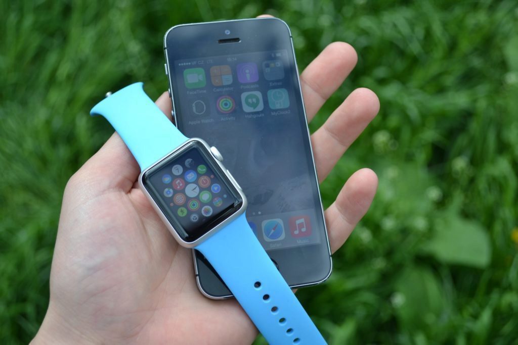 Apple Watch s iPhonem