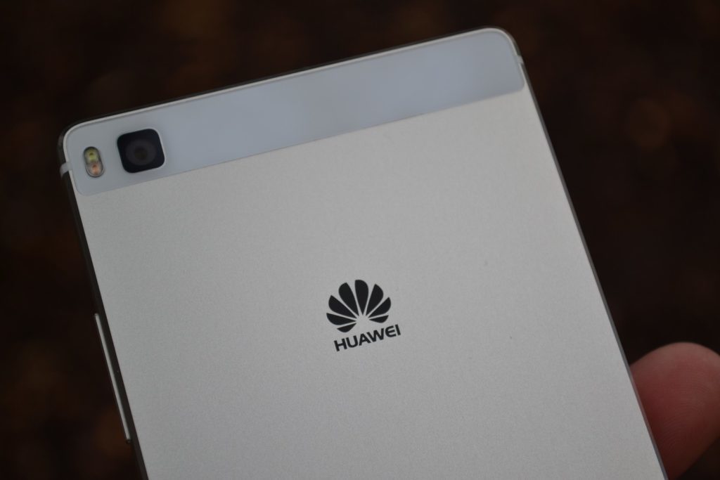 Huawei P8 objektiv zadního fotoaparátu