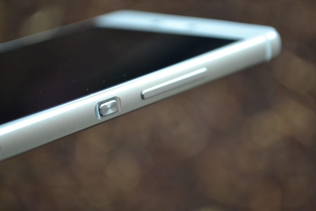 Huawei P8 ovládací tlačítka