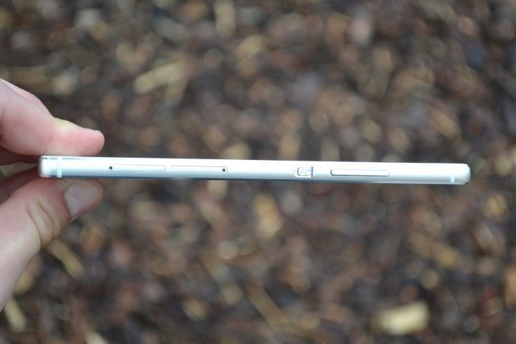 Huawei P8 - pravá strana telefonu