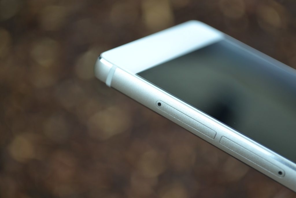 Huawei P8 sloty pro karty