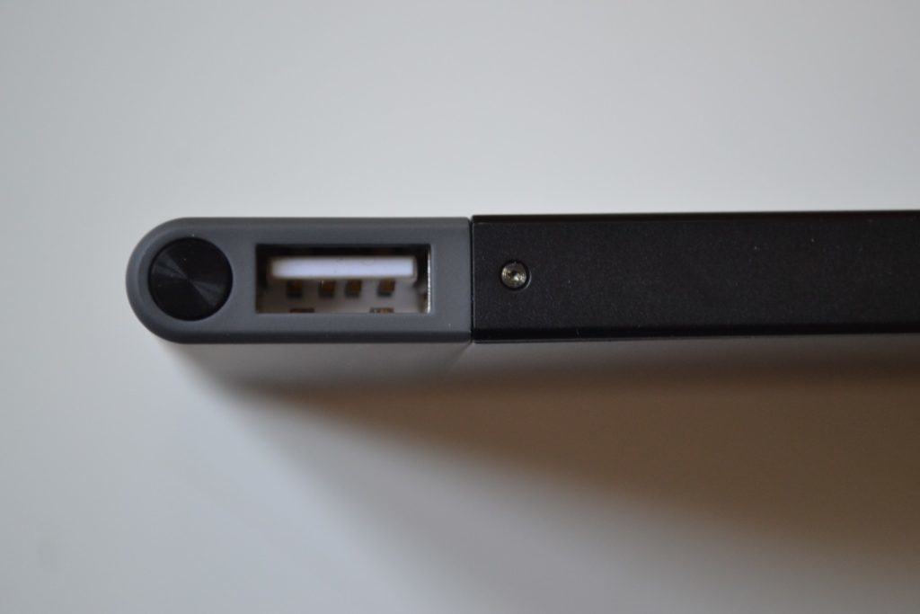 Power bank Huawei AP006 USB konektor a tlačítko napájení