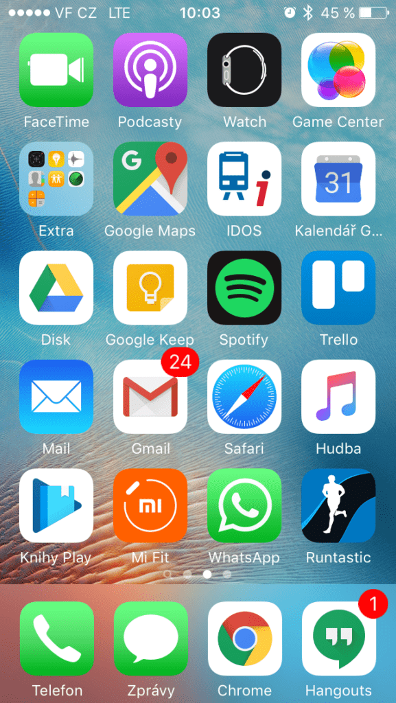 Apple iPhone SE iOS 9 domácí obrazovka 1
