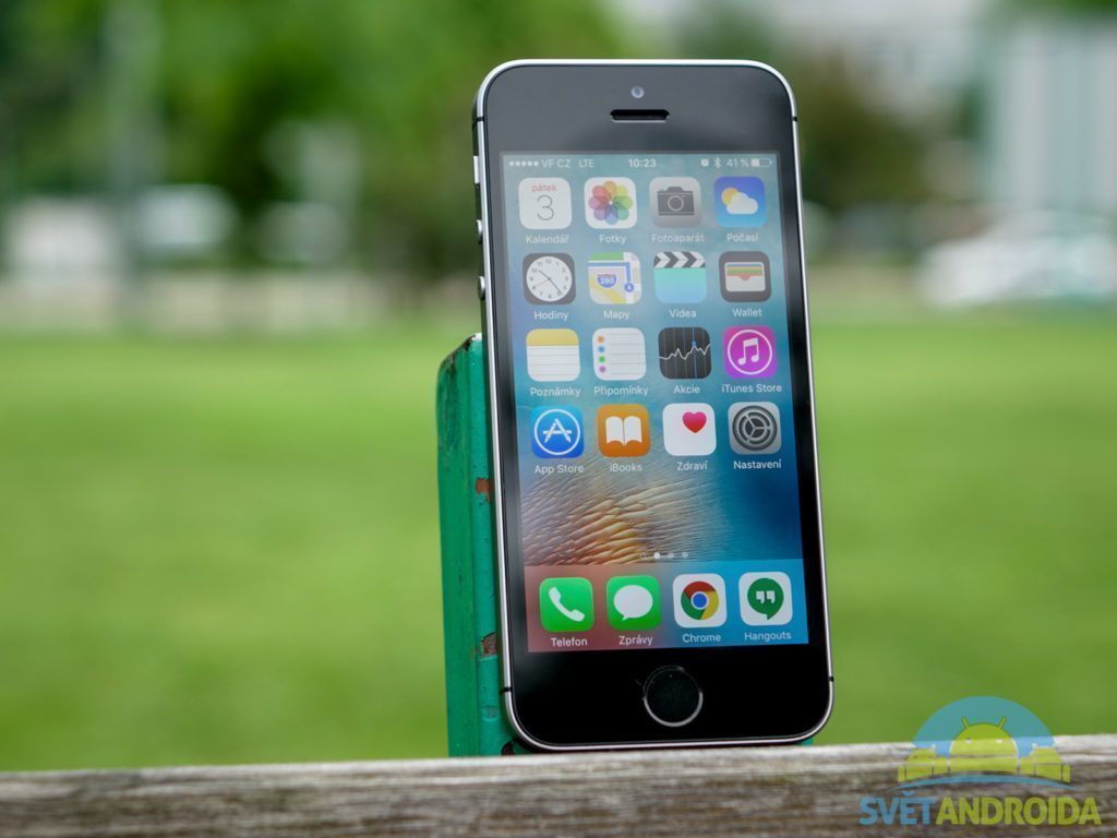 Apple iPhone SE - konstrukce, zepředu 1