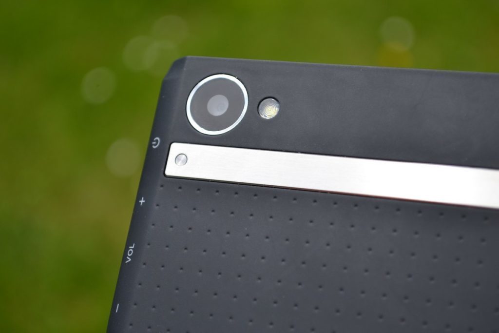 Prestigio MultiPad Consul 7008 4G objektiv zadní kamerky