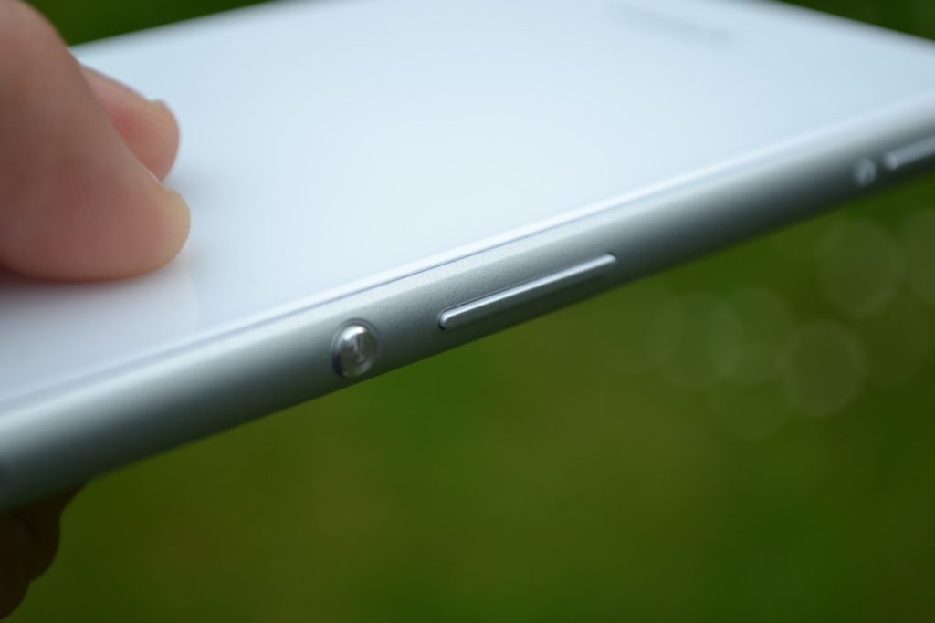 Sony Xperia M4 Aqua ovládací tlačítka