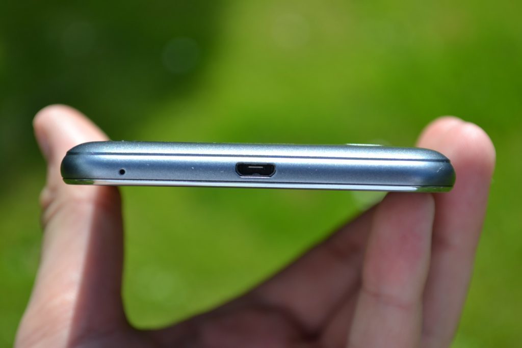 Vodafone Smart ultra 6 konstrukce Micro USB konektor