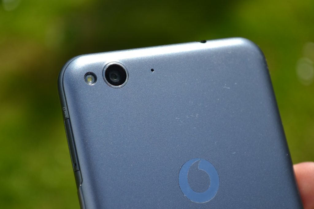 Vodafone Smart ultra 6 konstrukce objektiv fotoaparátu