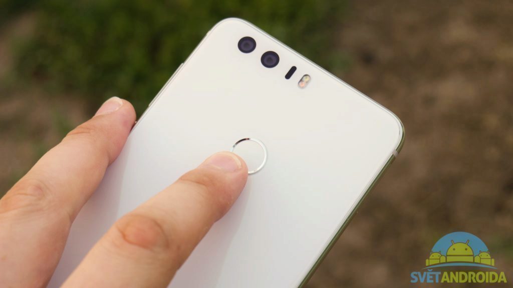 Honor 8 - konstrukce, čtečka otisků prstů