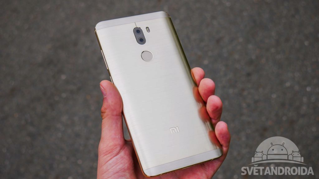 Xiaomi Mi5S Plus konstrukce drzeni v ruce zada