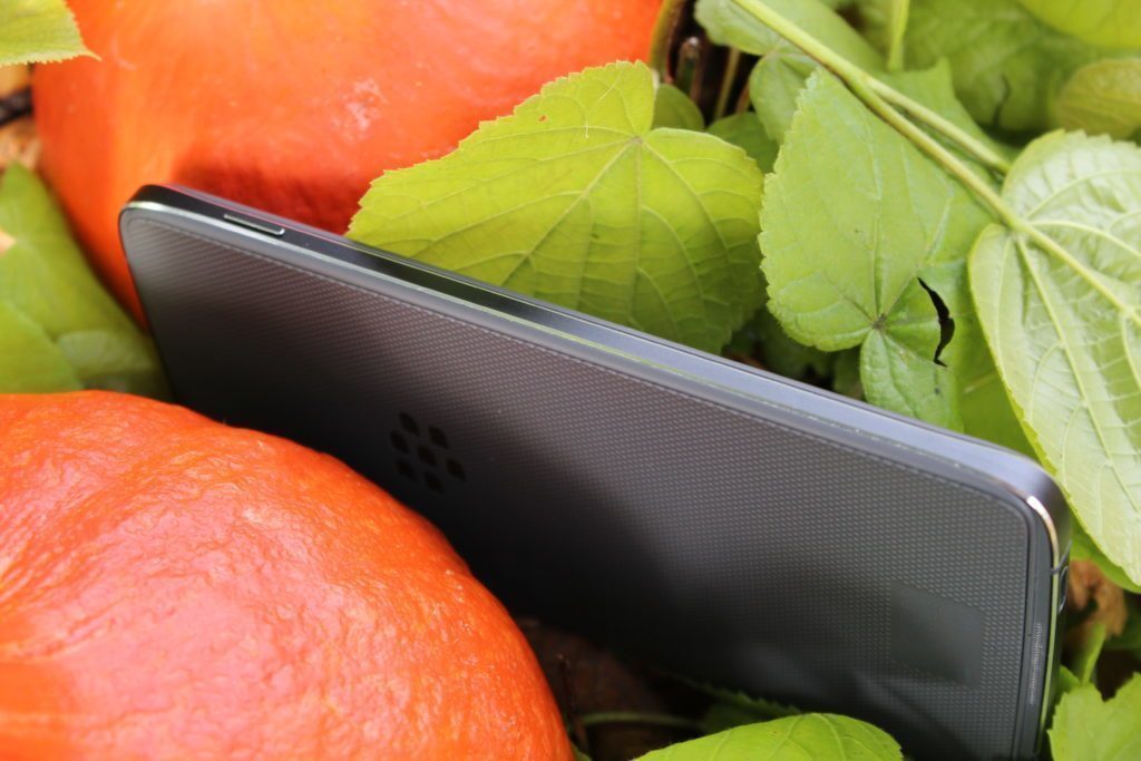 Levá hrana telefonu BlackBerry DTEK50