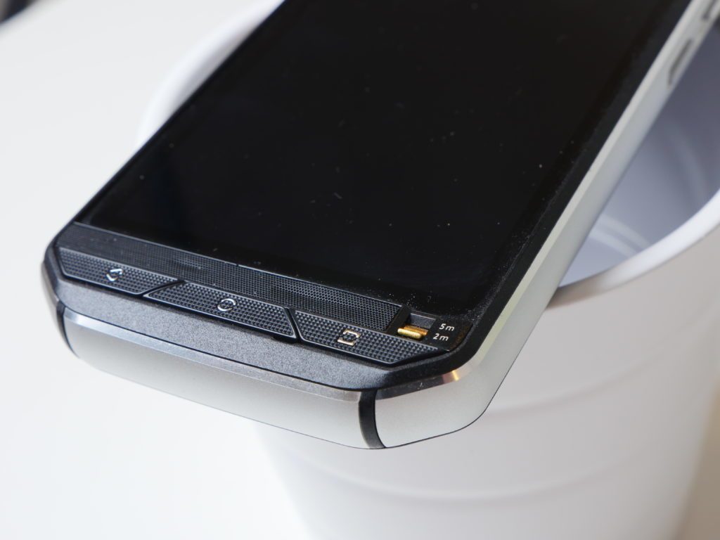 CAT S60 spodní strana