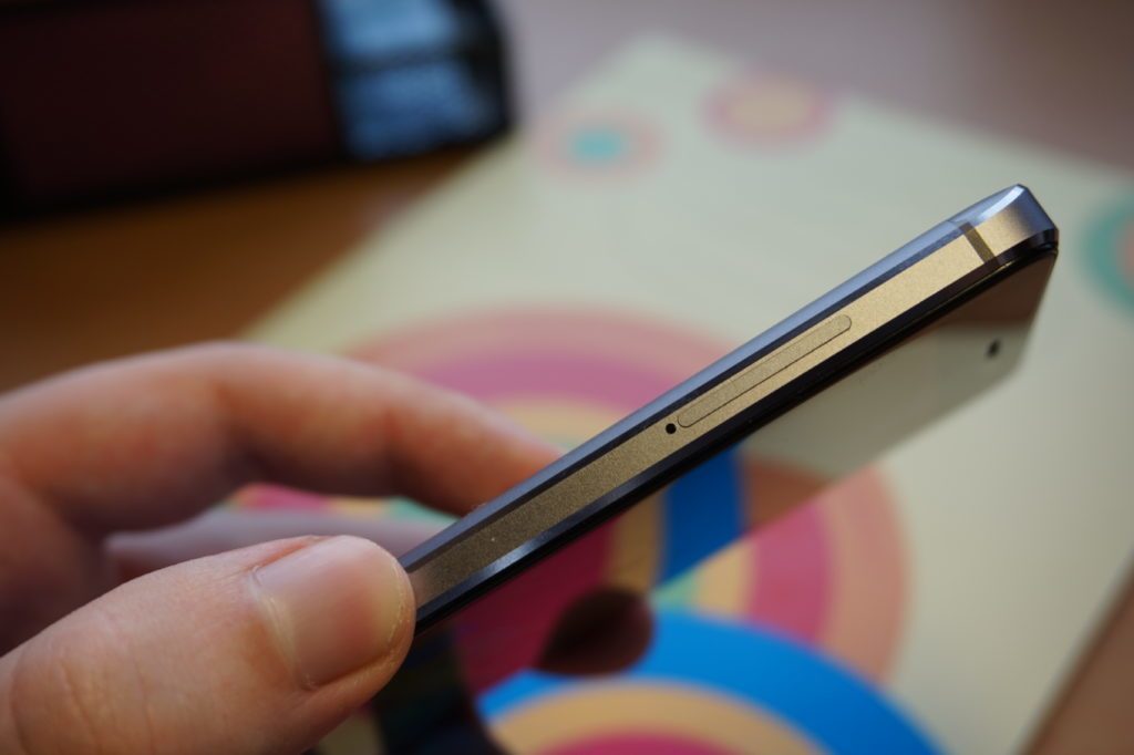Xiaomi Redmi 4 levá boční strana