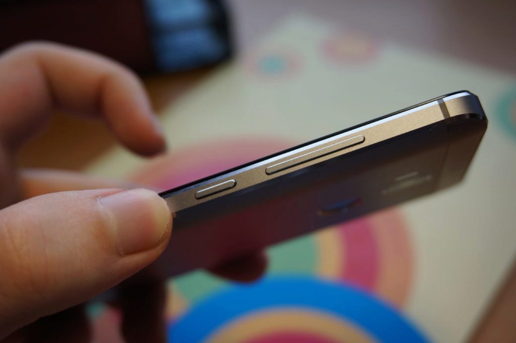 Xiaomi Redmi 4 pravá boční strana