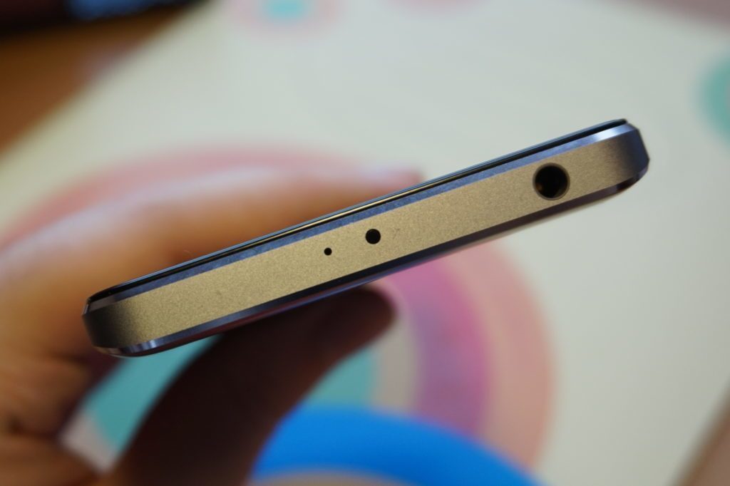 Xiaomi Redmi 4 vrchní strana