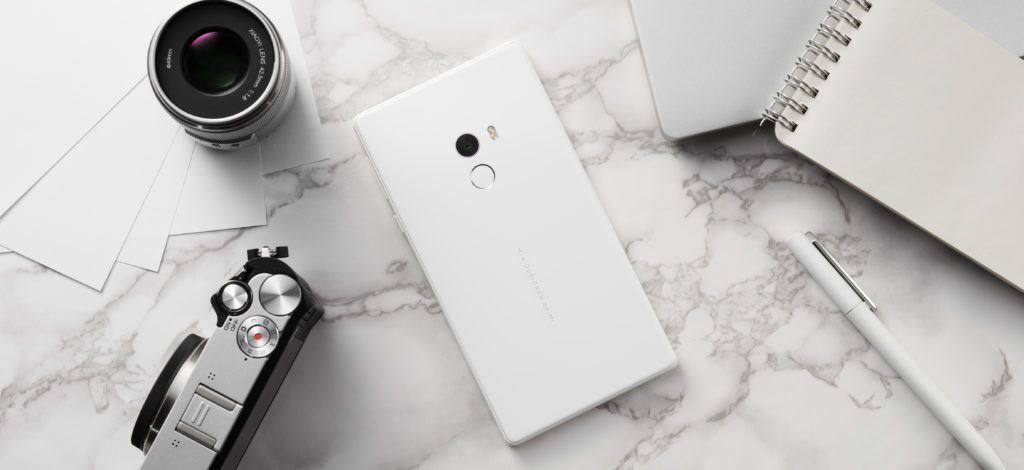Mi MIX in white 03