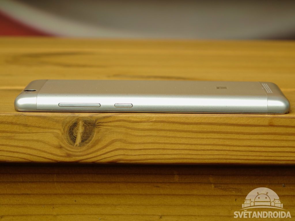Xiaomi Redmi 3 konstrukce z boku
