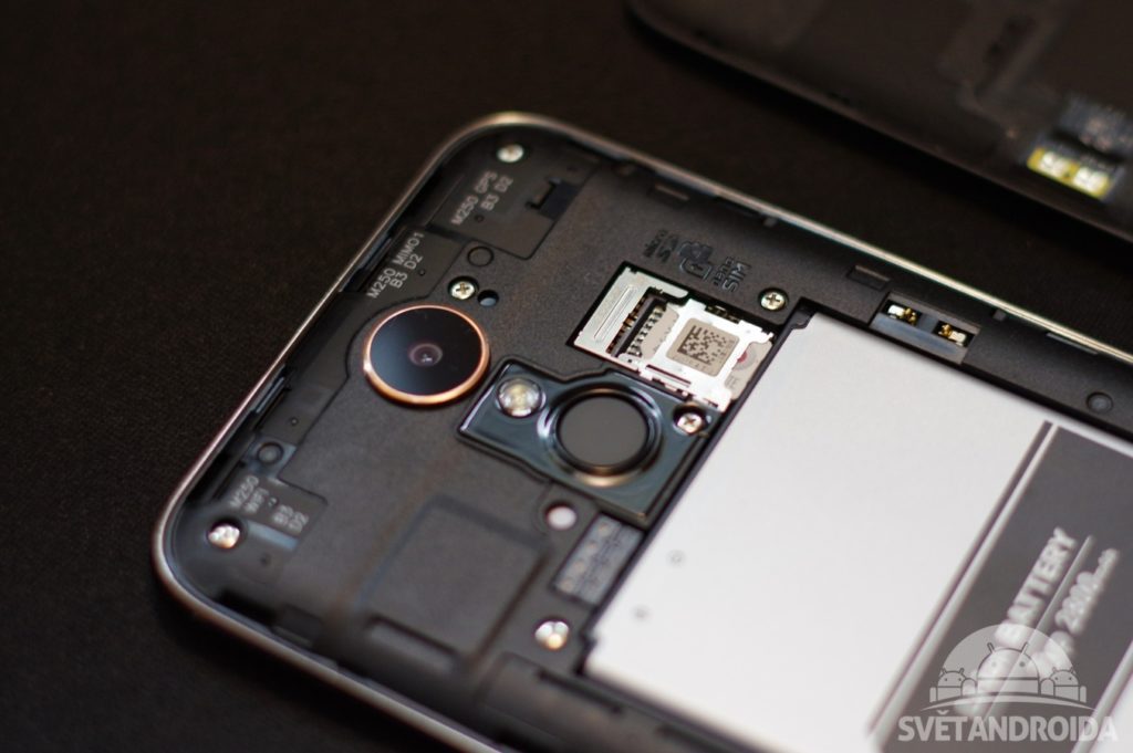 LG K10 2017 sloty