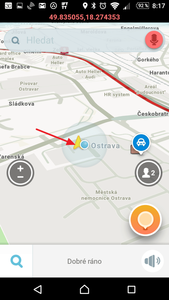 Žlutá šipka ukazuje pozici dle GPS