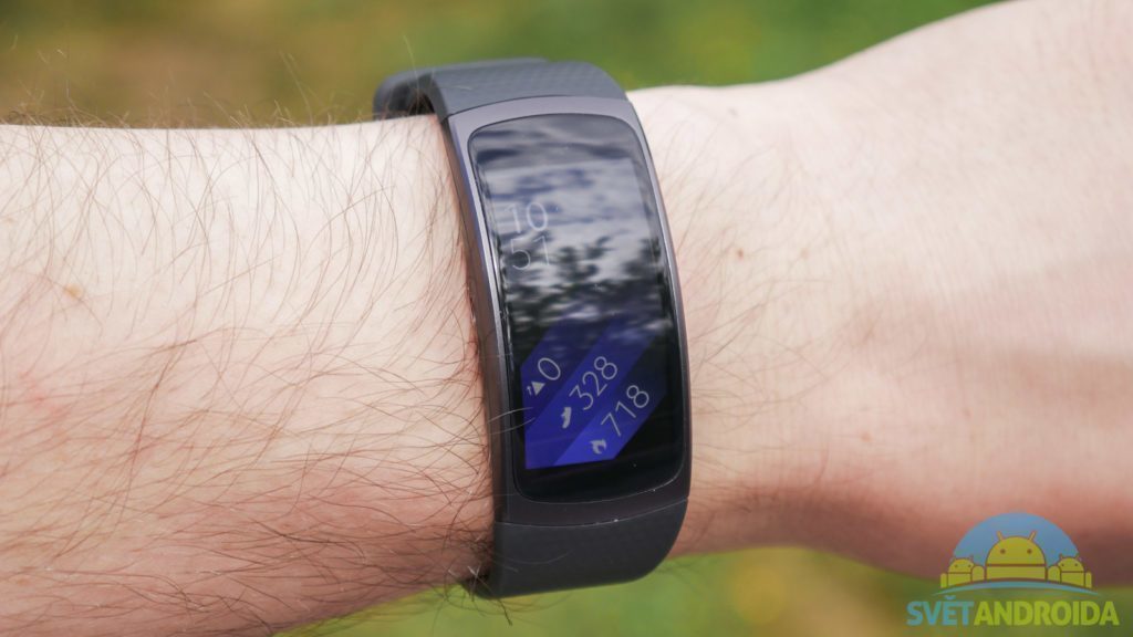 Samsung Gear Fit 2 - konstrukce, na ruce