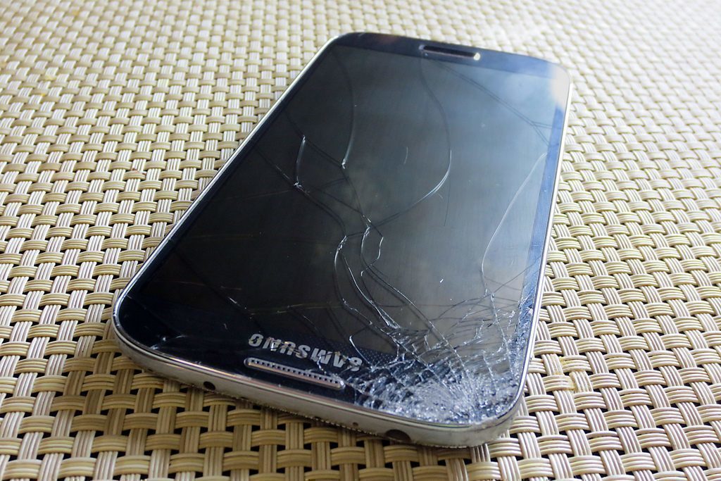 Rozbitý displej telefonu není levnou záležitostí