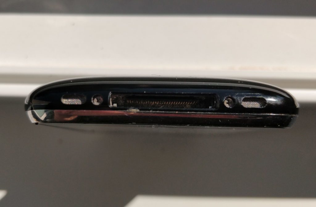 telefon nenabiji pres zaneseny konektor
