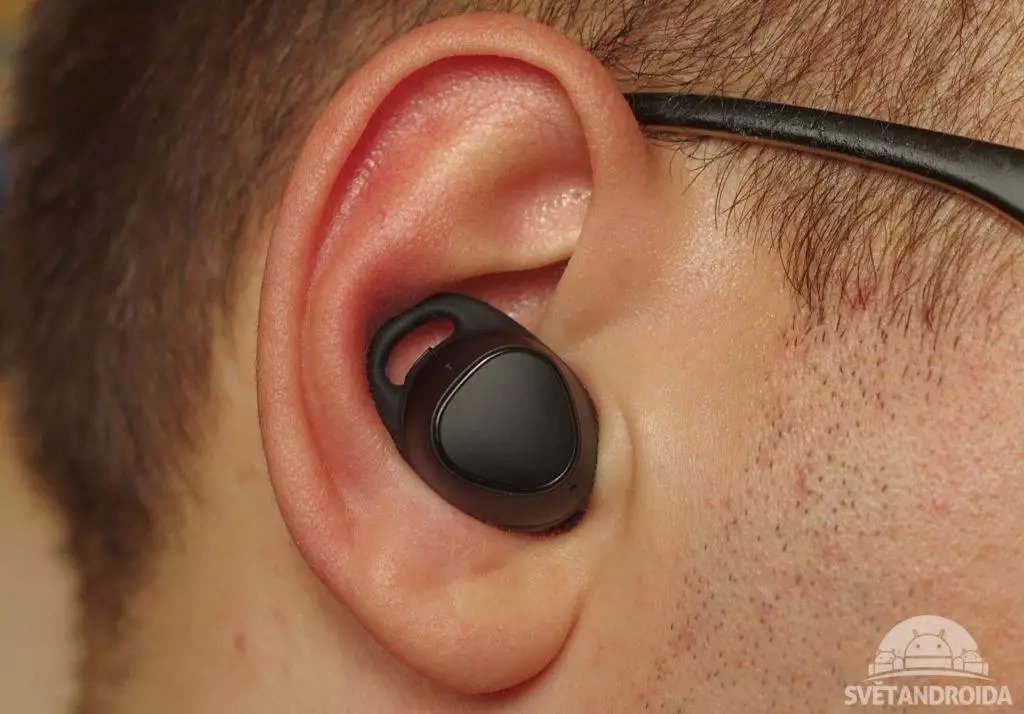 Samsung Gear IconX 2018 v uchu