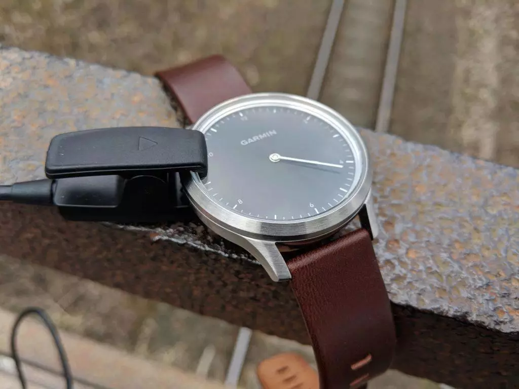 garmin-vivomove-hr-nabijeni