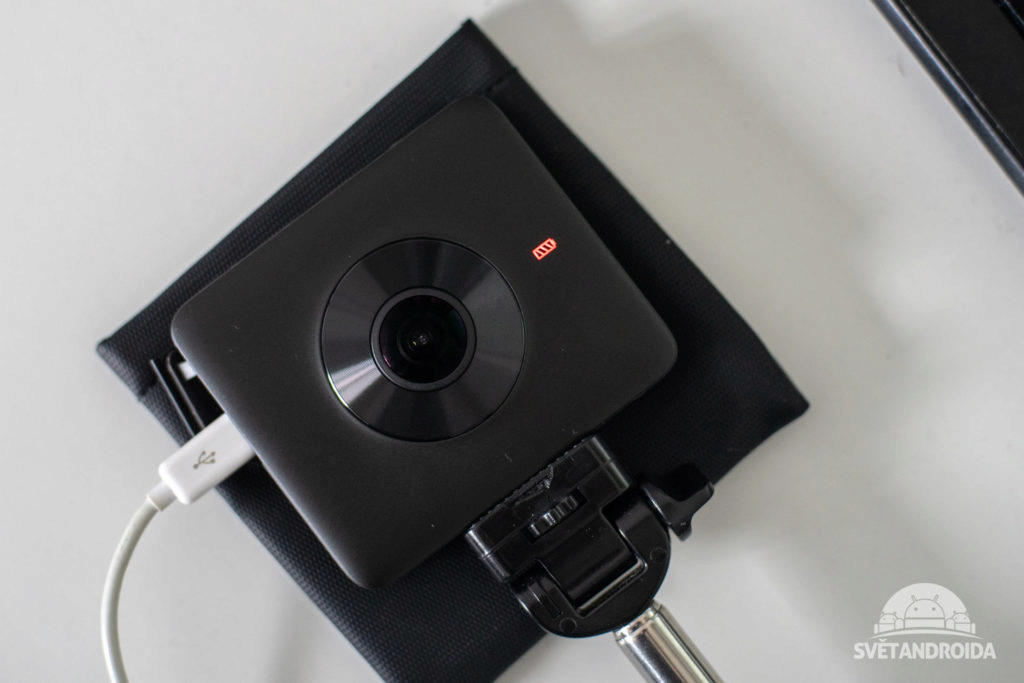 360 kamera Xiaomi Svítící červená dioda - baterie se nabíjí