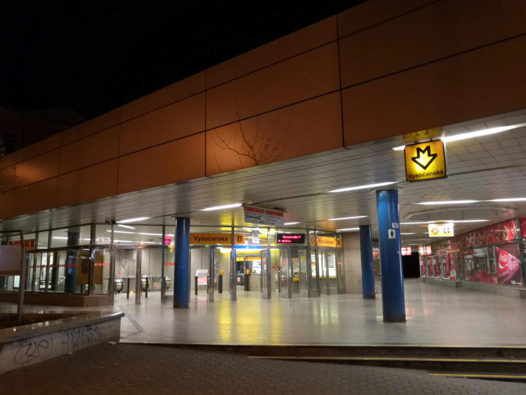 Honor-10-foto-noční-stanice-metra