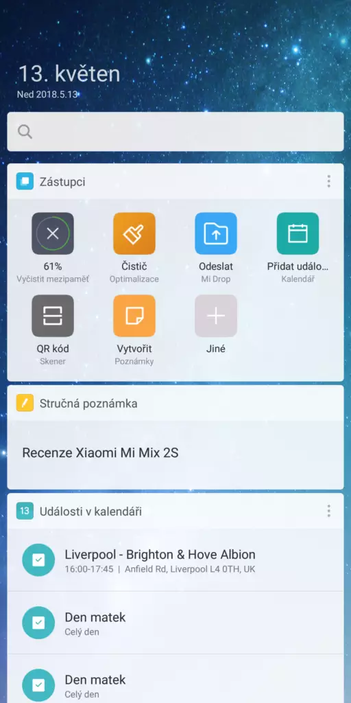 Na levé stránce domovské obrazovky najdeme speciální místo pro poznámky nebo zástupce