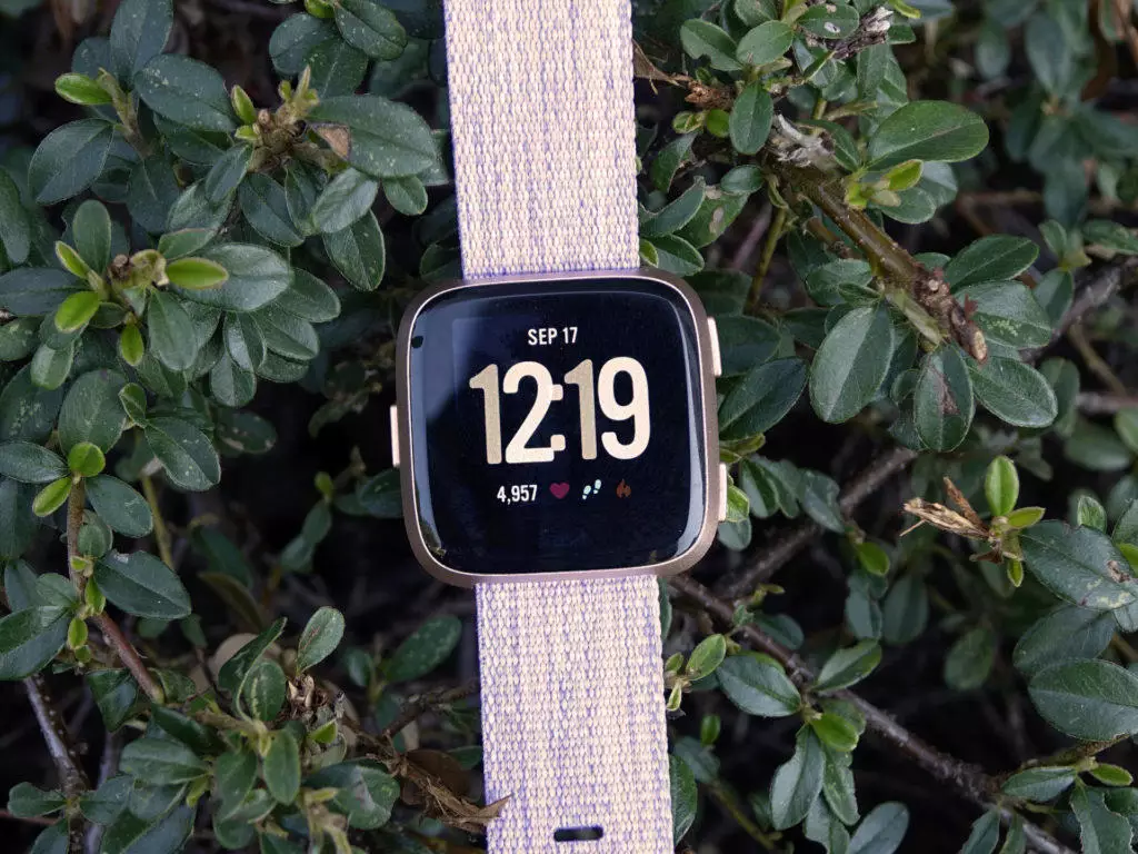 fitbit versa predni strana